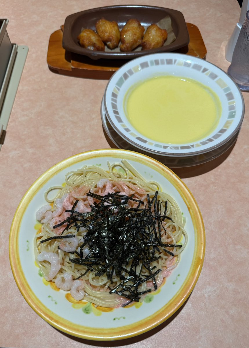 YOU79454656's tweet photo. 昨日はダブルワークで夜のお仕事前に
サイゼで腹ごしらえ😋
メレンゲ好きだから期間限定のスィーツ
めちゃくちゃ美味しかった😆💕
#サイゼリア https://t.co/6JyHdD5PUP