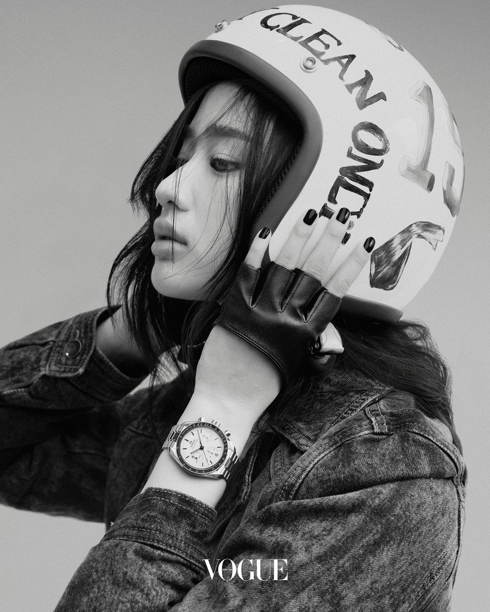 VogueThailand's tweet photo. #VogueTHOctober2026 ถ้าให้เลือกนาฬิกาสักเรือนที่สะท้อนไลฟ์สไตล์ของตัวเอง คิดว่าเป็นนาฬิกาแบบไหน เพราะอะไร

@tontawan_t : ตูชอบนาฬิกาที่เรียบและคลาสสิก แต่มีเสน่ห์บางอย่าง��่อนอยู่ค่ะ อย่าง Omega @omegawatches ตูรู้สึกว่าแม้จะดูเรียบแต่พอเห็นแล้วทุกคนก็จะรู้สึกว่าเป็นนาฬิกาที่สวย ยอมรับว่าตอนเลือกก็ต้องดูรูปลักษณ์ภายนอกก่อนว่าเป็นสไตล์ที่เราชอบไหม แต่ท้ายที่สุดแล้วสิ่งที่สำคัญคือการใช้งานตอบโจทย์ไลฟ์สไตล์ของเราหรือเปล่าและแมตช์กับลุคในวันนั้นไหม สำหรับตู นอกจากความคลาสสิกและการใช้งานแล้ว โอกาสที่เราจะใส่นาฬิกาเรือนนั้นในแต่ละวันก็สำคัญเหมือนกันค่ะ #VogueTHxTu #OMEGA #OMEGAThailand #Speedmaster
 
ช่างภาพ : ภัคภูวินทร์ ธนชัยบุญญาศิลป์
แฟชั่นไดเร็กเตอร์ : จงกล พลาฤทธิ์
นางแบบ : ต้นตะวัน ตันติเวชกุล
ผู้ช่วยสไตลิสต์: ตะวัน ก้อนแก้ว , กฤษณะ ฉั่วตระกูล และ พิพัฒน์ โพธิ์ทอง
แต่งหน้า: ทรัพย์ศิริ ศิริวงษ์
ทำผม: พรหมญา บางพงศ์
เครื่องแต่งกาย: DIESEL และ Dry Clean Only
อาร์ตไดเร็กเตอร์: วิวาน วรศิริ
ฝ่ายโฆษณา: ณัชชา ชื่นอุระ
สัมภาษณ์: วรรณิภา จันพ��ดซา