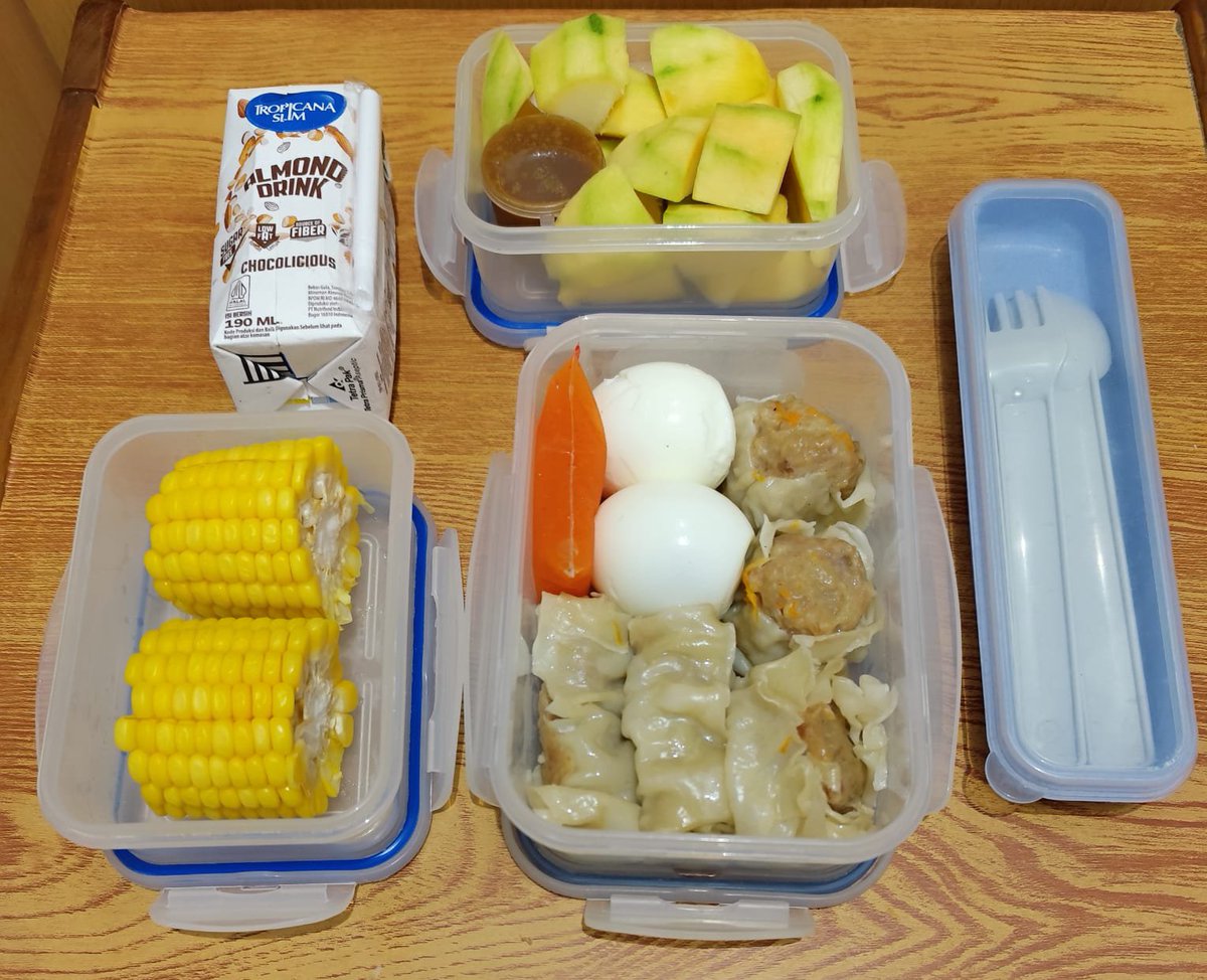 Acongaja6770's tweet photo. Dibawain bekal maksi sm org rmh, katanya biar hemat, disituasi pungutan pajak yg ugal2an...yuk mari 😂😁🤣 https://t.co/9ls9qy3ikf
