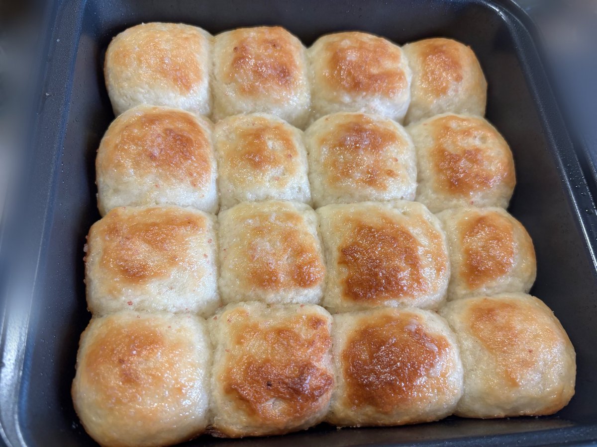 fl_88623's tweet photo. 米粉のちぎり塩パン焼きました🥖😊
前回焼いた時、レシピの写��よりスカスカで隙間ができてて💦

レシピの型とアタシの型の大きさが違ってたw
材料の量✖️1.3にして作ってみた😊

忘れんうちにアタシのレシピ帳に書かなきゃ

（アタシのパンだけかもだけど）もちっとして美味しかった https://t.co/McFl4pnQiu