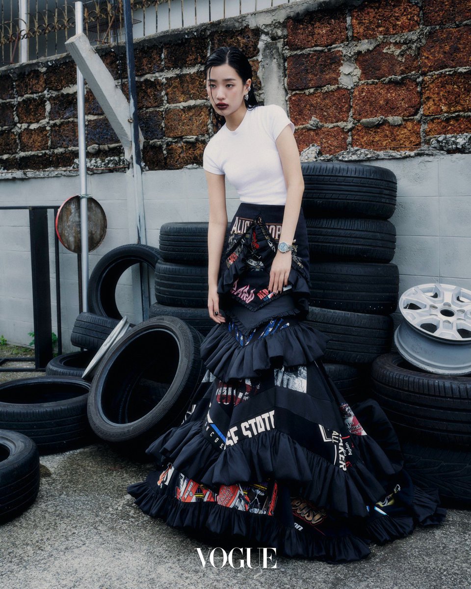 VogueThailand's tweet photo. #VogueTHOctober2026 มีอะไรอีกไหมที่อยากลองทำหรือ
อยากเรียนรู้สักครั้ง

@tontawan_t : อยากเรียนรู้ด้านธุรกิจค่ะ จริงๆ แล้วก่อนที่จะเลือกเรียนทันตแพทย์ ตูเคยคิดว่าจะไปเรียนสายบัญชีหรือการเงิน เพราะเป็นคนชอบเรียนเลขมาก แต่สุดท้ายก็เลือกมาเรียนทางด้านสุขภาพ ฉะนั้นถ้าถามตอนนี้ด้านธุรกิจก็เป็นอีกด้านที่เรายังไม่เคยกระโดดลงไปเรียนรู้อย่างจริงจัง แล้วก็รู้สึกว่าน่าสนใจดีค่ะ ที่สำคัญคือคิดว่าตัวเองทำได้ด้วย @omegawatches #VogueTHxTu #OMEGA #OMEGAThailand #Speedmaster

ช่างภาพ : ภัคภูวินทร์ ธนชัยบุญญาศิลป์
แฟชั่นไดเร็กเตอร์ : จงกล พลาฤทธิ์
นางแบบ : ต้นตะวัน ตันติเวชกุล
ผู้ช่วยสไตลิสต์: ตะวัน ก้อนแก้ว , กฤษณะ ฉั่วตระกูล และ พิพัฒน์ โพธิ์ทอง
แต่งหน้า: ทรัพย์ศิริ ศิริวงษ์
ทำผม: พรหมญา บางพงศ์
เครื่องแต่งกาย: Dry Clean Only
อาร์ตไดเร็กเตอร์: วิวาน วรศิริ
ฝ่ายโฆษณา: ณัชชา ชื่นอุระ
สัมภาษณ์: วรรณิภา จันพุดซา