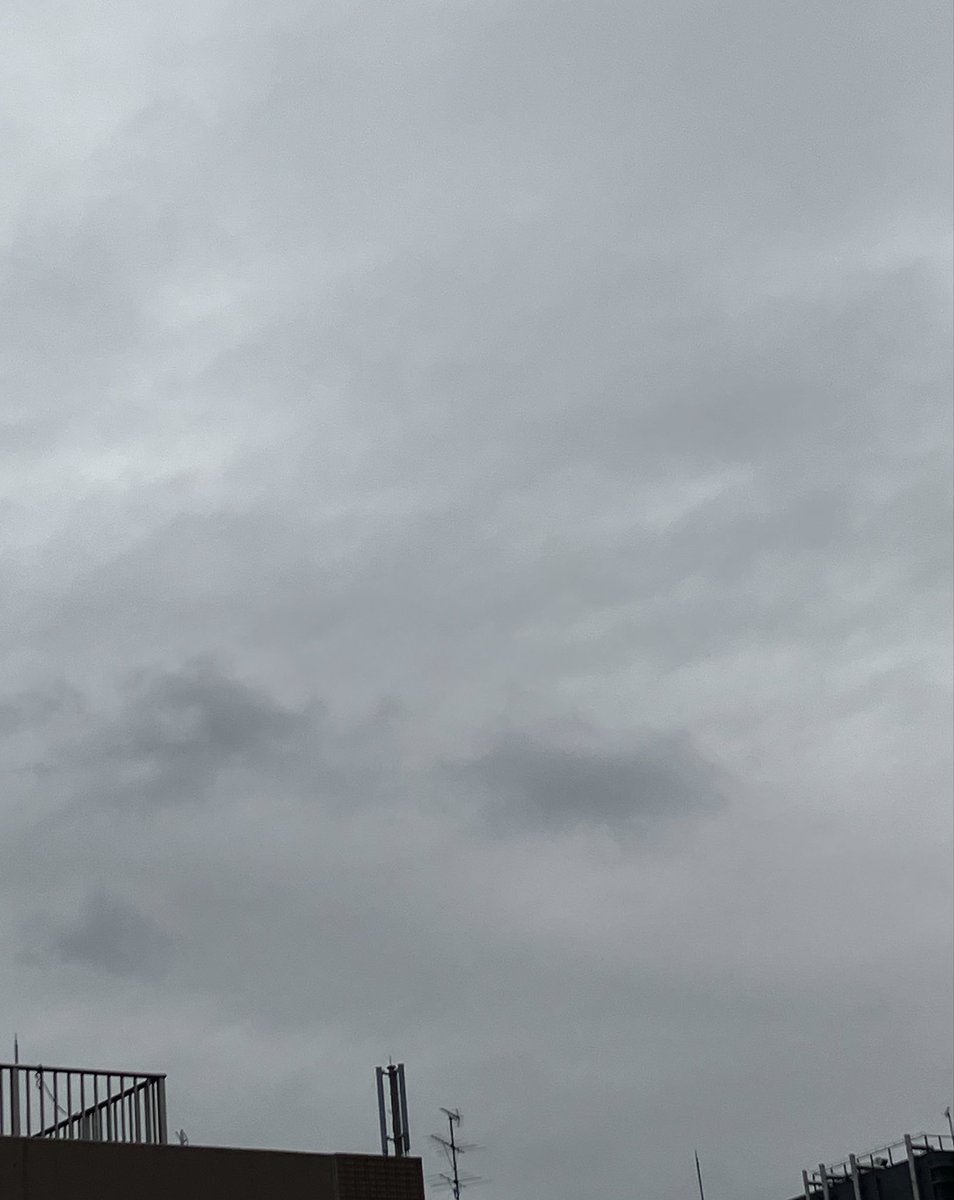iemente_JP's tweet photo. 事務所から見える今日の空は、どんより曇り空☁️
こういう日は「雨、降るかな？」と空を見てしまいます。

住宅の仕事をしていると、天気が前より気になるようになりました🏠 https://t.co/7QteY9C7Uv