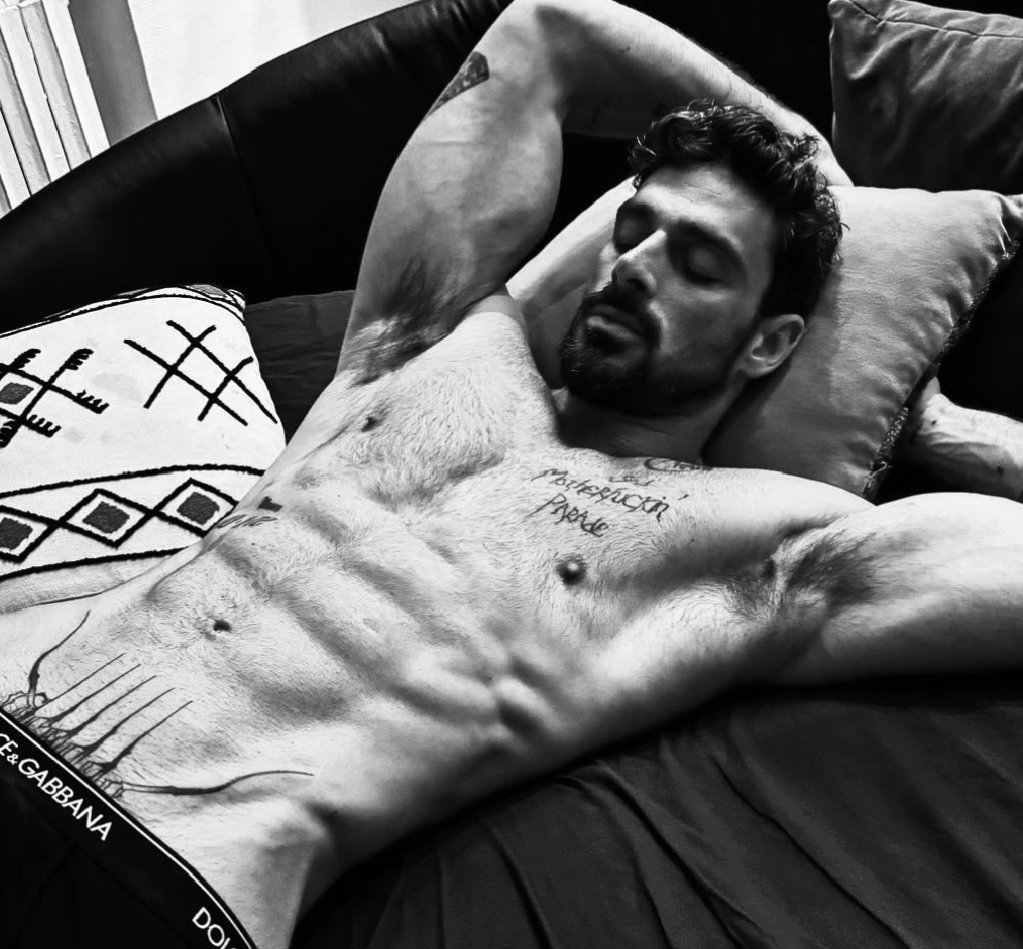 inxdesire's tweet photo. Summer should be over by now, but why is it still so stifling here? A quick nap might be refreshing. https://t.co/2sZV2677Lm