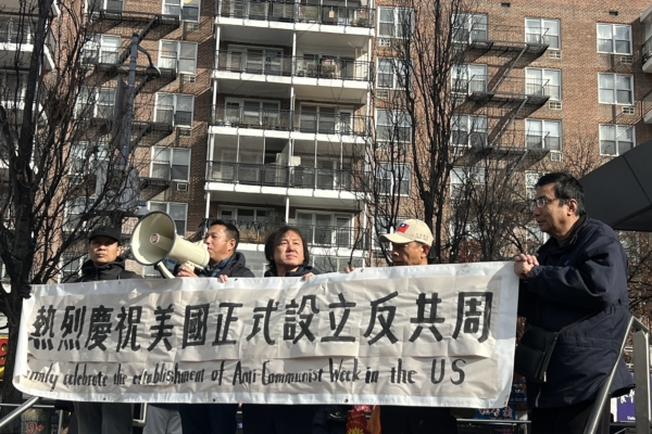 sohfangwei's tweet photo. 美国华人意识到自己面临的危机了吗？
当下一连串关于「美国华人给中共当间��」的新闻登上美国主流媒体的头条：
1、FBI刚刚在洛杉矶国际机场逮捕正要飞往上海的34岁的加州尔湾（Irvine）房地产经纪人張婉瑩（Wanying "Heather" Zhang），���控她受中共政府指示，在美国境内监视台湾总统赖清德的长子及其妻儿，涉嫌执行中共的「跨国镇压」。
2、南加州圣盖博市的华人科技公司业主吕耀江从美国买了3亿美元的高端芯片，通过马来西亚和新加坡转卖到中国，违反美国芯片管制法，一旦定罪，将面临长年的徒刑。
3、纽约州长的副幕僚长孙雯（Linda Sun）和她丈夫，被指控服务中共政府，打压台湾政府的对美外交，身败名裂。
4、南加州阿凯迪亚市前市长王依琳，被指控违反FARA，服务中共利益，被起诉。
5、北加州纽瓦克的38岁前 Google 软件工程师丁林蔚，被指控偷窃GoogleAI机密，跑去中国创业，甚至请一名同��用他的门禁卡刷卡进出Google办公室，以显示他人在公司——而他本人当时在中国
......
这些人的共同之处：没有一个是职业间谍。
他们都是在美国生活多年的有头有脸的华人：卖房子的，开科技公司的，开商会的、一个做公职的，他们全部都是「本来就在这里、本来就有正当身分」的美国公民或永久居民。
都是为了钱，断送自己在美国的前途，面临被起诉、判刑、之后甚至再被驱逐的命运；即使没有被定罪，名声也坏掉了。
***
而最可怕的是，这些人的事都已经成为美国全国性新闻。大家不要觉得和自己没有关系，因为他们的行为向公众释放的信息就是：美国华人的忠诚度有问题。
当有一天美中爆发冲突，美国为了自身的安全，就必须处理这个「不忠诚的族群」。华人忠不忠诚，不是谁定义的，而是大众观感，因为美国毕竟是一个民主国家，民意会决定政策。
***
为什么美国人从来不质疑美籍古巴人的忠诚？美籍越南人的忠诚？为什么川普那么相信卢比奥这样的古巴裔美国人？
***
美国华人必须反共，为了自己和后代在美国的生存。