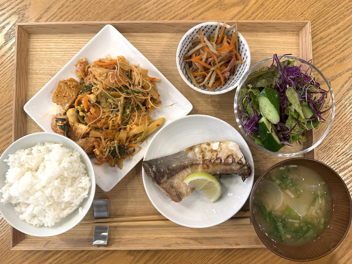NARTIS_Design's tweet photo. 【ナルティス社員食堂 vol.825】
鰤の塩焼き、豚キムチビーフン、きんぴらごぼう、蕪舞茸のお味噌汁、サラダ。

三浦仕入れの鰤！
美味しゅうございました♨️ https://t.co/UzIqGnsLj6