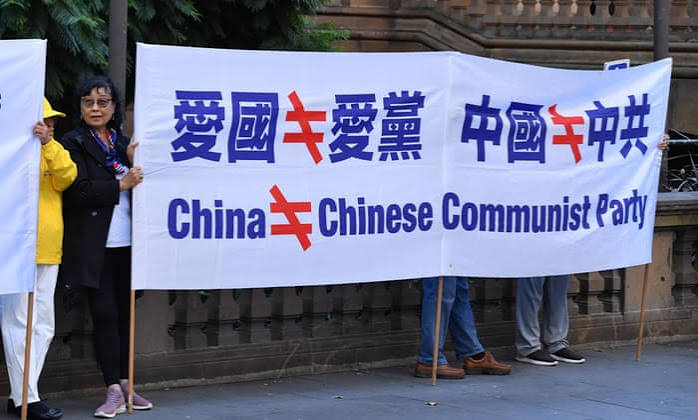 sohfangwei's tweet photo. 美国华人意识到自己面临的危机了吗？
当下一连串关于「美国华人给中共当间��」的新闻登上美国主流媒体的头条：
1、FBI刚刚在洛杉矶国际机场逮捕正要飞往上海的34岁的加州尔湾（Irvine）房地产经纪人張婉瑩（Wanying "Heather" Zhang），���控她受中共政府指示，在美国境内监视台湾总统赖清德的长子及其妻儿，涉嫌执行中共的「跨国镇压」。
2、南加州圣盖博市的华人科技公司业主吕耀江从美国买了3亿美元的高端芯片，通过马来西亚和新加坡转卖到中国，违反美国芯片管制法，一旦定罪，将面临长年的徒刑。
3、纽约州长的副幕僚长孙雯（Linda Sun）和她丈夫，被指控服务中共政府，打压台湾政府的对美外交，身败名裂。
4、南加州阿凯迪亚市前市长王依琳，被指控违反FARA，服务中共利益，被起诉。
5、北加州纽瓦克的38岁前 Google 软件工程师丁林蔚，被指控偷窃GoogleAI机密，跑去中国创业，甚至请一名同��用他的门禁卡刷卡进出Google办公室，以显示他人在公司——而他本人当时在中国
......
这些人的共同之处：没有一个是职业间谍。
他们都是在美国生活多年的有头有脸的华人：卖房子的，开科技公司的，开商会的、一个做公职的，他们全部都是「本来就在这里、本来就有正当身分」的美国公民或永久居民。
都是为了钱，断送自己在美国的前途，面临被起诉、判刑、之后甚至再被驱逐的命运；即使没有被定罪，名声也坏掉了。
***
而最可怕的是，这些人的事都已经成为美国全国性新闻。大家不要觉得和自己没有关系，因为他们的行为向公众释放的信息就是：美国华人的忠诚度有问题。
当有一天美中爆发冲突，美国为了自身的安全，就必须处理这个「不忠诚的族群」。华人忠不忠诚，不是谁定义的，而是大众观感，因为美国毕竟是一个民主国家，民意会决定政策。
***
为什么美国人从来不质疑美籍古巴人的忠诚？美籍越南人的忠诚？为什么川普那么相信卢比奥这样的古巴裔美国人？
***
美国华人必须反共，为了自己和后代在美国的生存。