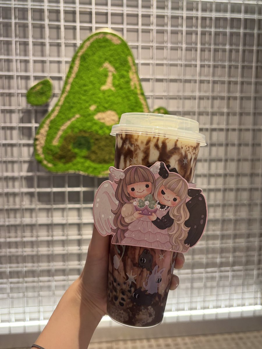 viewwrs's tweet photo. 💜👻 Nose Tea x Fahfahs ออกเมนู Rookie Boo (Creamy Cocoa Crunch) เมนูผีฝึกหัด ชานมปั่นนัวๆกินกับช็อกโกแลตเหนียวเจ้มจ้นพร้อมครั้นชี่โกโก้และไข่มุกหนุบๆ ท้อปด้วยครีมชีสแน่นๆ กินรวมกันลงตัวอร่อยมากก น่ารักแถมยังอร่อยอีก ไปจัดเลยย🧋💞 
#NOSETEAXFAHFAHS #Nosetea #ชาจมูก https://t.co/dWPgxTkHeL