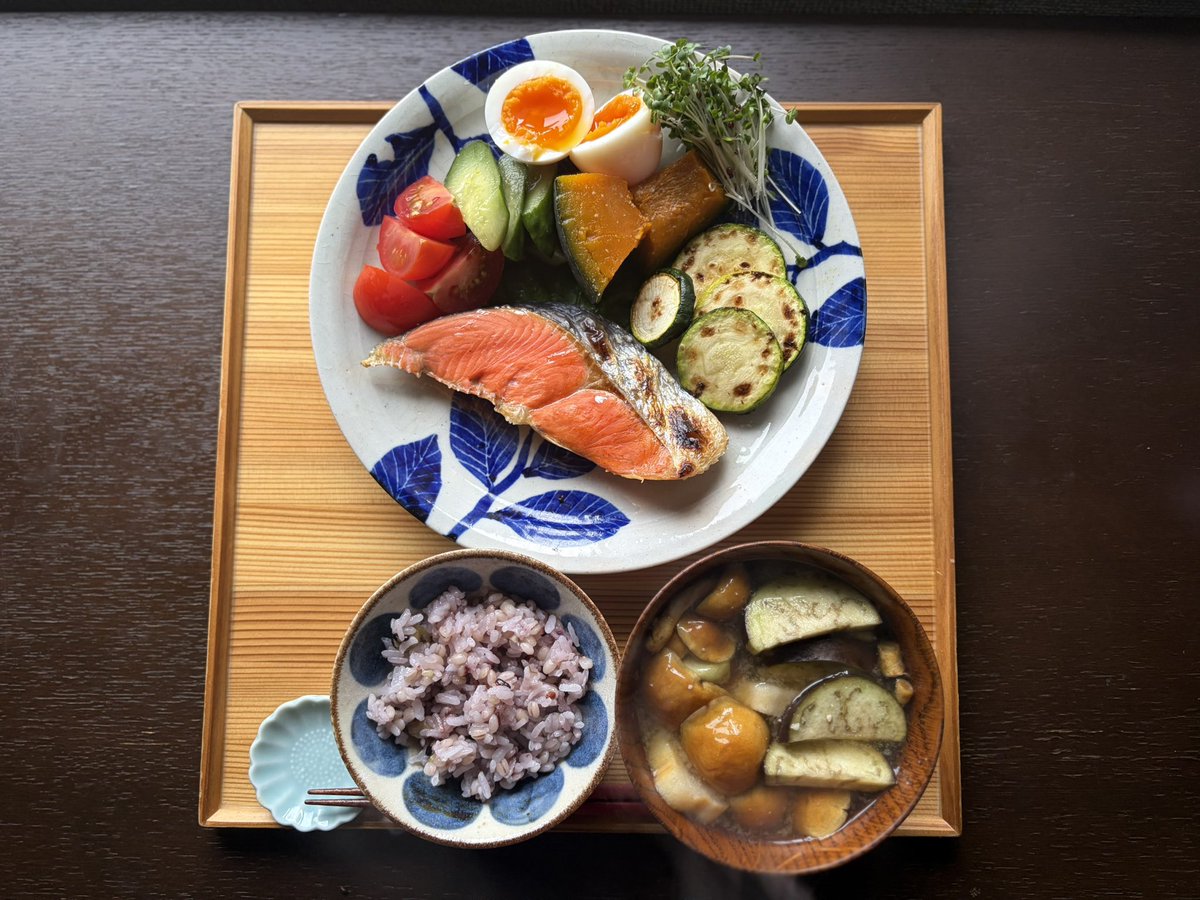 ume5515nya's tweet photo. 日曜日の朝昼ごはん。仕事前にジムに行ってからの空。
水茄子となめこのお味噌汁、熱々がたまらない季節になりました☺️ https://t.co/0Viwf2sMn2