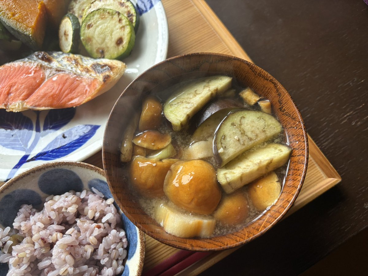 ume5515nya's tweet photo. 日曜日の朝昼ごはん。仕事前にジムに行ってからの空。
水茄子となめこのお味噌汁、熱々がたまらない季節になりました☺️ https://t.co/0Viwf2sMn2