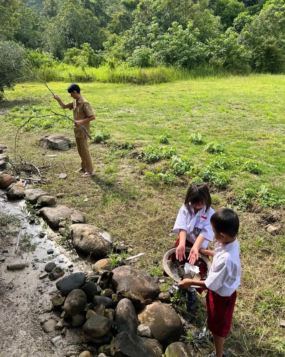 LorongSenayan's tweet photo. Di tengah sunyinya pelosok Desa Mentarang Hulu, Kalimantan Utara, ada sebuah sekolah yang hanya memiliki tiga siswa di kelas 1 dan 2. Meski jumlah siswanya sangat terbatas, upacara bendera tetap dilaksanakan, meskipun hanya dua siswa yang bisa hadir.

#SekolahPelosok https://t.co/UloXMR216M