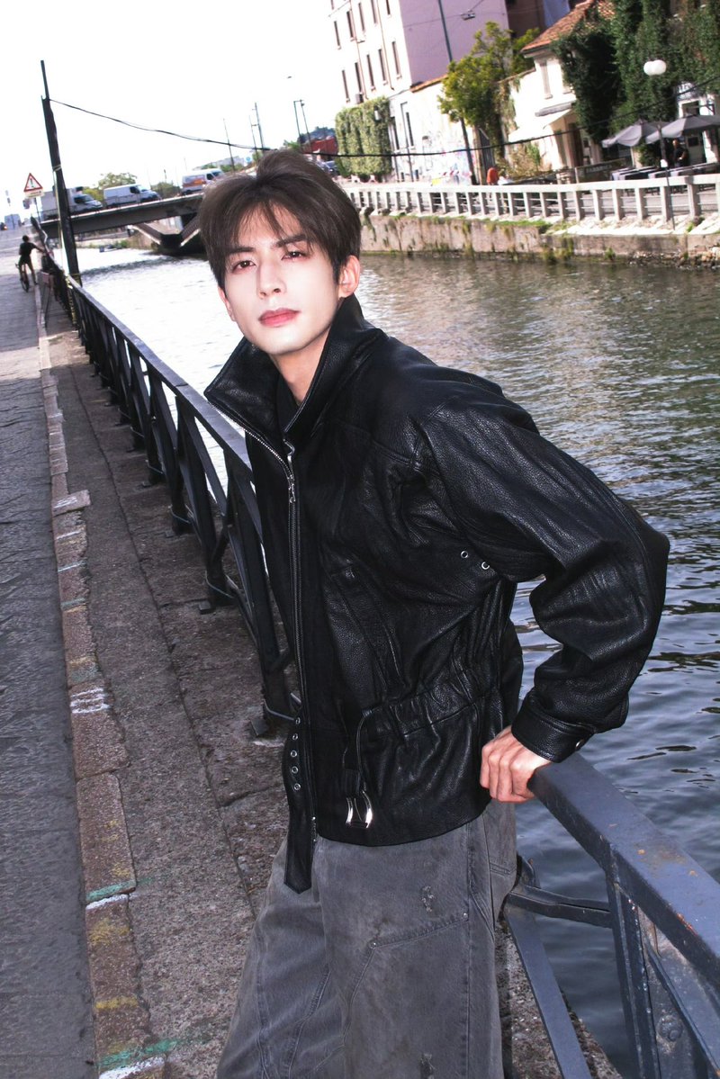 SWL99_update's tweet photo. 261005 | Longlong Weibo Update 

🕶️

#SongWeilong #宋威龙

1/3 https://t.co/MBthszqkzh
