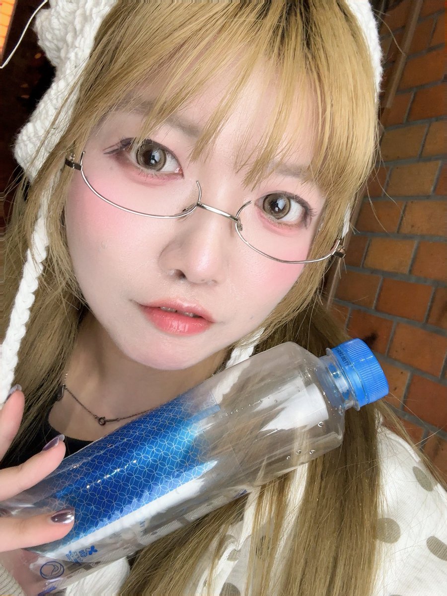 fujinoshian's tweet photo. なんでもない日だけどこんのししー🛜
前髪パカンになってしまう時期がキタ！！
ずっと前髪固めるスプレー買い忘れてるので、買うまで誰か忘れないように言ってください(本当に頼む(今日買うつもりではある
湿っぽい日でもやってこうだおー☔️✨
では、本日も張り切ってどうぞ！ https://t.co/ikfNVBcxCV