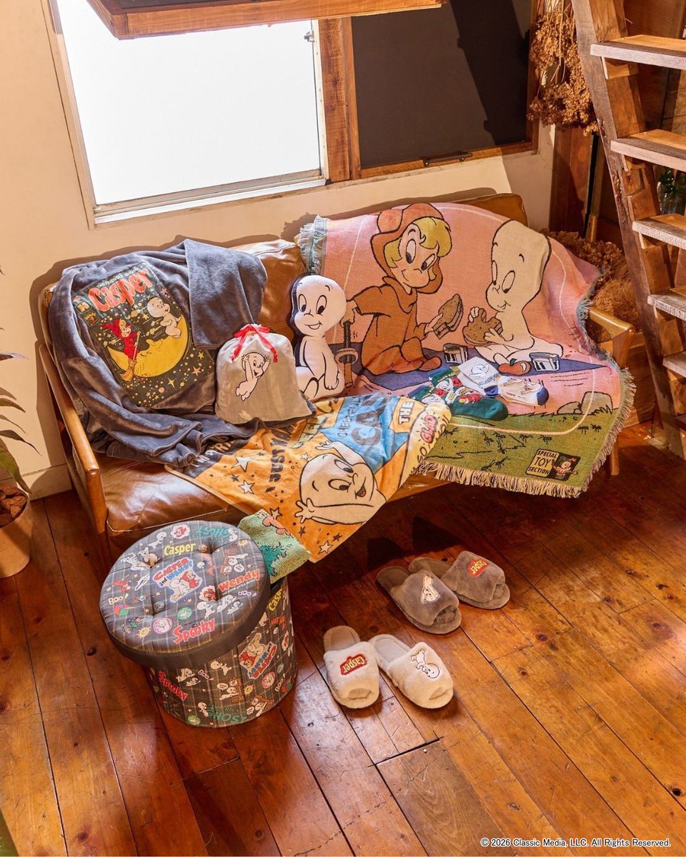 nikoand's tweet photo. ＼Casper × niko and ...／

今もなおその愛らしい表情やシルエットをはじめ多くの支持を集めるCasper（キャスパー）とniko and ...がコラボレーション✨
キャスパーのポップな色合いとヴィンテージライクなアートが、niko and ...の得意とする雑貨のテイストにマッチ！
キャスパーとその友達の、小さな優しい魔女「Wendy（ウェンディ）」やキャスパーの従兄弟「Spooky（スプーキー）」たちの楽しい様子が描かれた、当時のコミックに掲載されていた広告ページを元にデザインしたアートや、大人っぽいチェック柄を背景に、キャスパーたちと作品のロゴが施された総柄デザインはniko and ...オリジナルデザインです😊

今回のコラボレーションでは、オリジナル商品でも人気のマルチクロスやビニール傘、ランチボックスやステンレスボトルなどの生活雑貨アイテムをはじめ、スウェットプルオーバーやソックス、ニット帽やポーチチャームなどのウィメンズアパレルアイテムまで幅広く展開します。
日常を彩るポップな色合いが魅力で、昨今のブームが続く立体シールも販売します！また、肌寒くなるこれからの季節にぴったりのブランケットやルームウェアなどのシーズンアイテムも展開。織りネームや一部アイテムには、幽霊からヒントを得た蓄光デザインが施されており、細部まで「Casper」の世界観が楽しめます✨

アイテムはこちら▶https://t.co/fhFNuFQB5P

@NBCUniversal_jp
#nikoand #ニコアンド #casper #universal