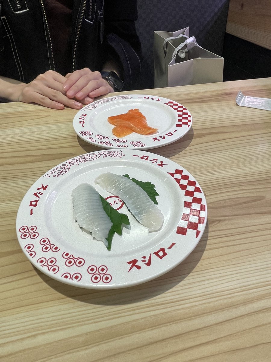 y__komatsu's tweet photo. ←お嫁さんにありえない頼み方って言われた寿司

　　　お嫁さんの頼んだ寿司→ https://t.co/TW4HbrT9xD