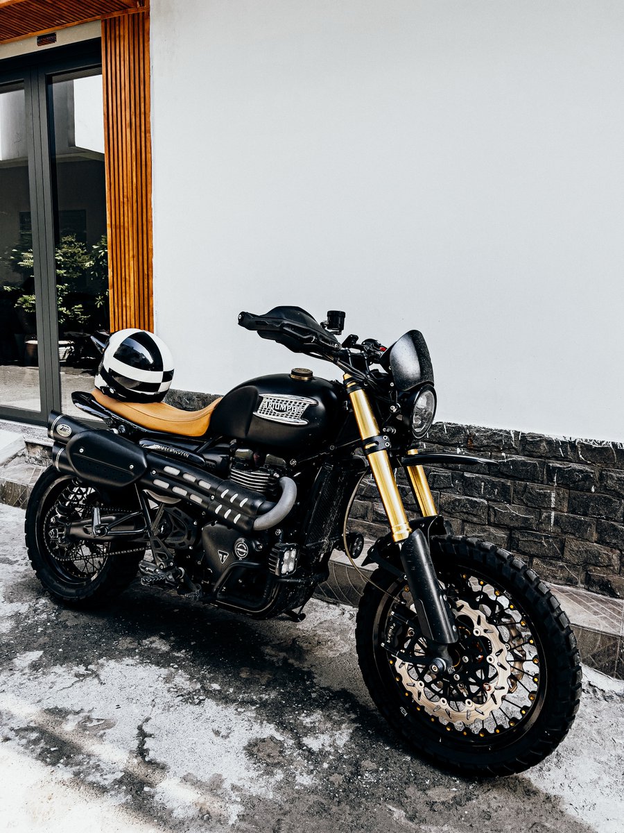 LucieDeboudt's tweet photo. Think you can find a scrambler build more badass than mine? Prove it. https://t.co/Pzz30WZCcQ