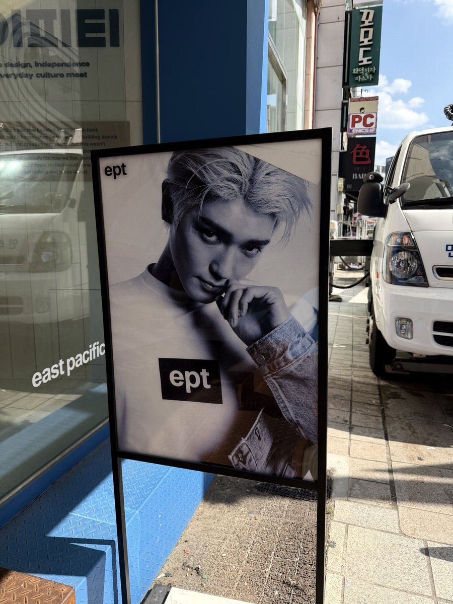 _Ieety's tweet photo. was walking around busan and suddenly found a familiar heartthrob https://t.co/ZygAGm9h6d