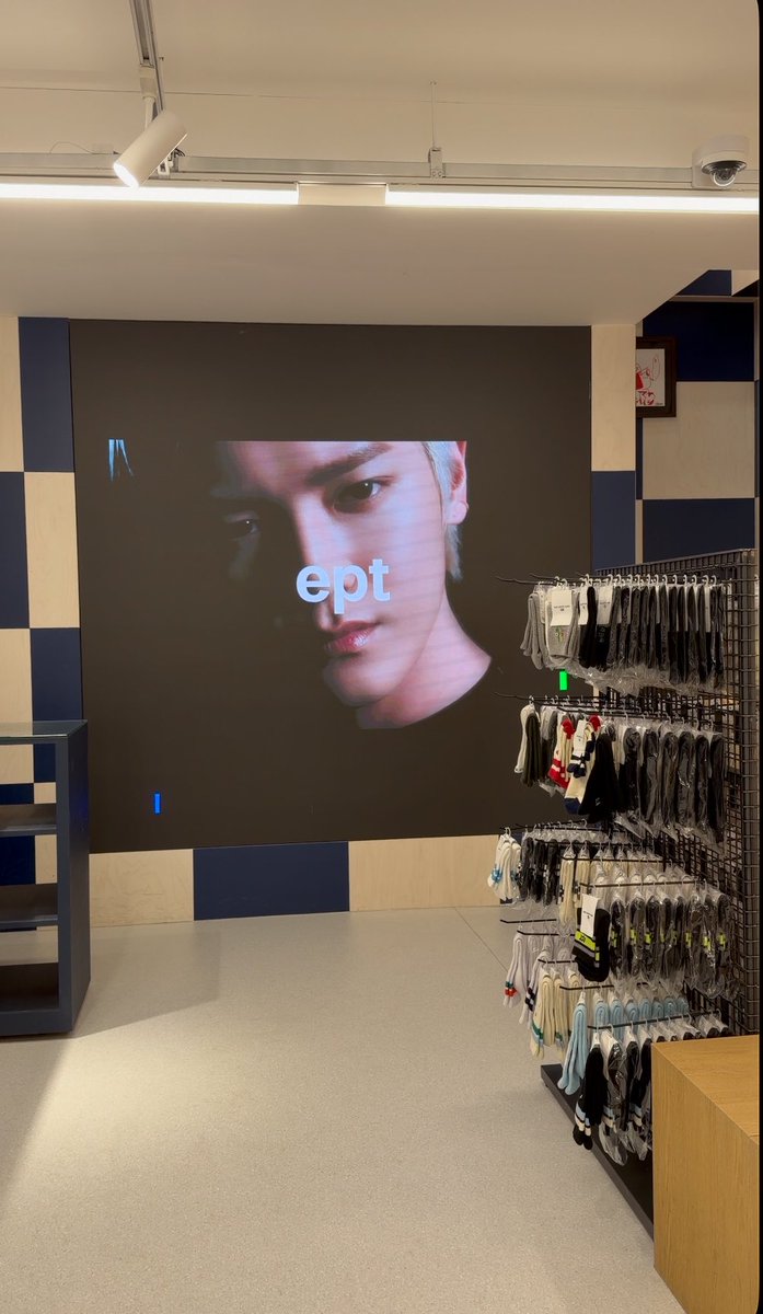 _Ieety's tweet photo. was walking around busan and suddenly found a familiar heartthrob https://t.co/ZygAGm9h6d