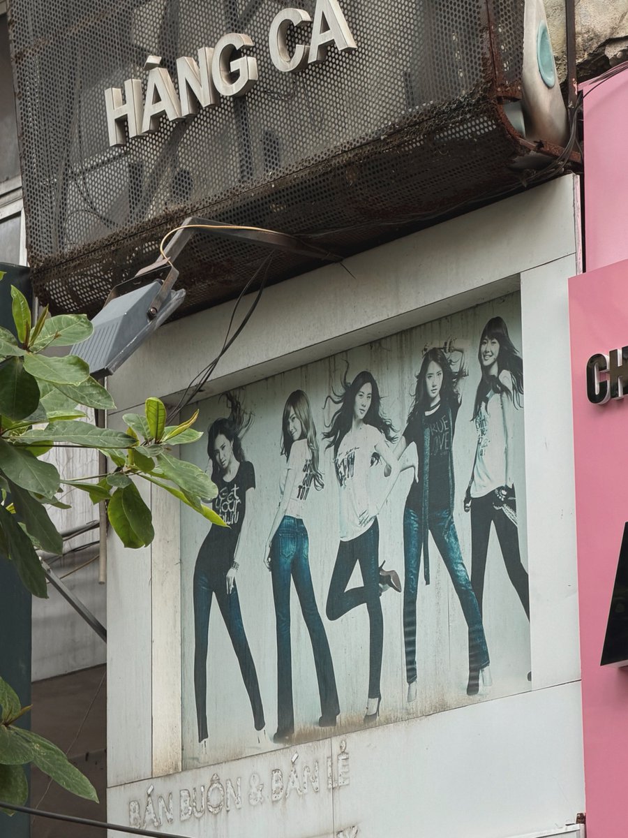 yulkcam's tweet photo. snsd spotted in hanoi https://t.co/Qm6UjFhUdu