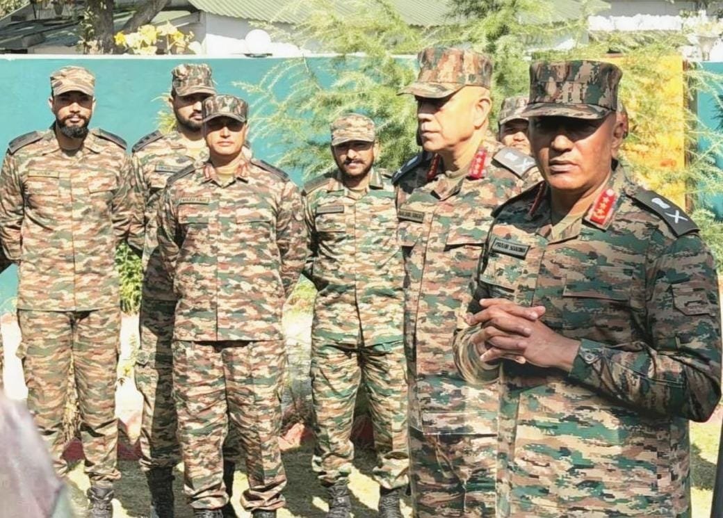 prodefencejammu's tweet photo. Lt Gen Pratik Sharma, #ArmyCdrNC, visited #RashtriyaRifles unit in South #Kashmir. He reviewed the prevailing security situation and commended the troops for their professionalism and operational excellence.
The Army Commander impressed upon the need for relentless vigilance and #Synergy in efforts to ensure upholding our commitment to peace in the region.

#AlwaysInCombat
#NationFirst

@SpokespersonMoD
@adgpi
@ChinarcorpsIA
@NorthernComd_IA 
@ANI
