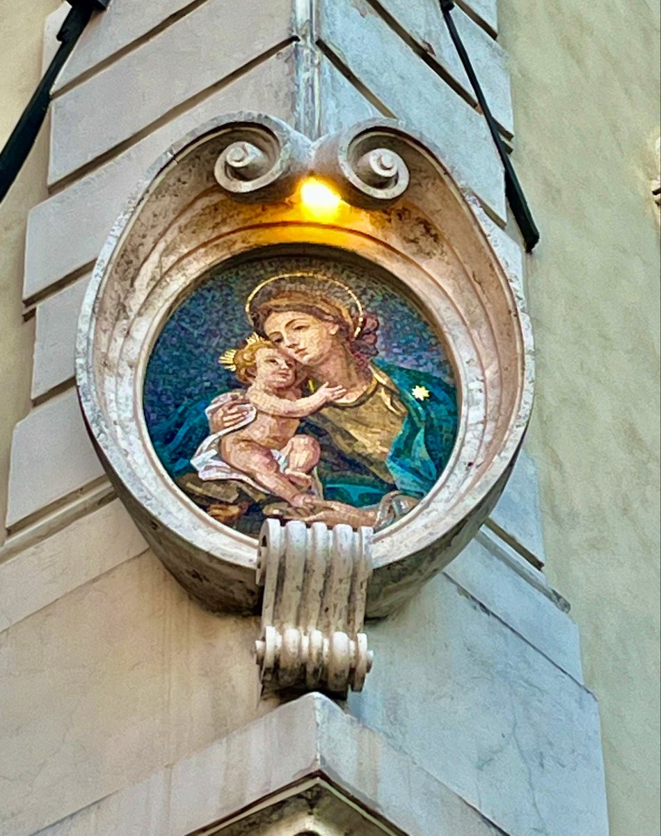 caputmundiHeidi's tweet photo. Un bellissimo mosaico #Madonnella all'imbrunire... 

Via del Mascherone

#Roma 🤍 https://t.co/z6GtAPew3f