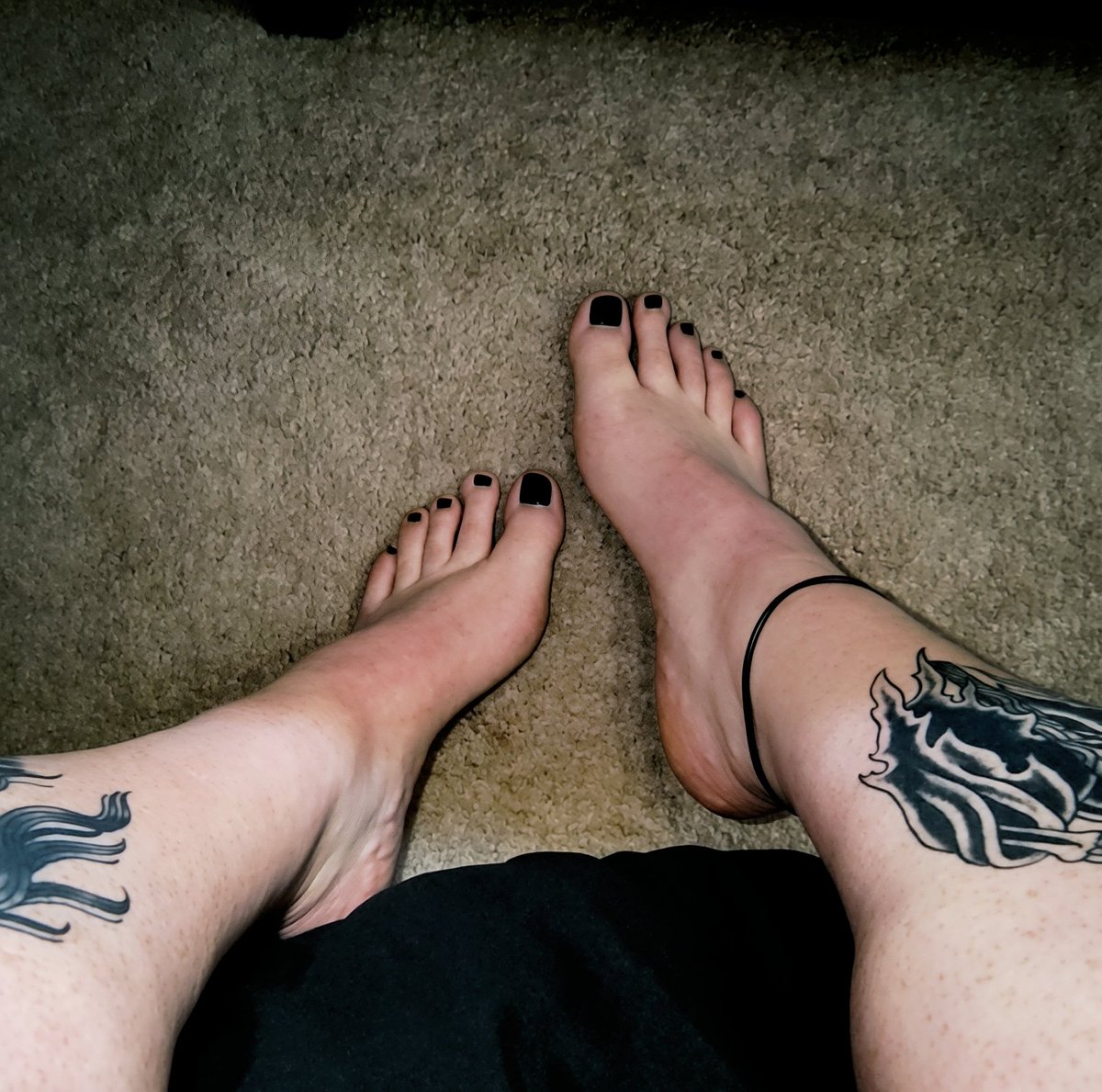 _bareafterdark's tweet photo. Thought my feet deserved a little attention tonight 🖤

#AltGuy #Goth #PaintedToes #AltStyle #BlackNails

More of me ⬇️
https://t.co/uIKz1u0Pb9 https://t.co/xD2WPtbqRP
