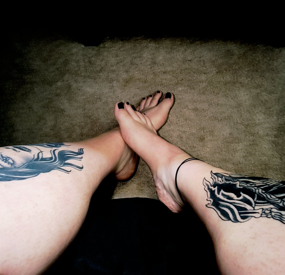 _bareafterdark's tweet photo. Thought my feet deserved a little attention tonight 🖤

#AltGuy #Goth #PaintedToes #AltStyle #BlackNails

More of me ⬇️
https://t.co/uIKz1u0Pb9 https://t.co/xD2WPtbqRP