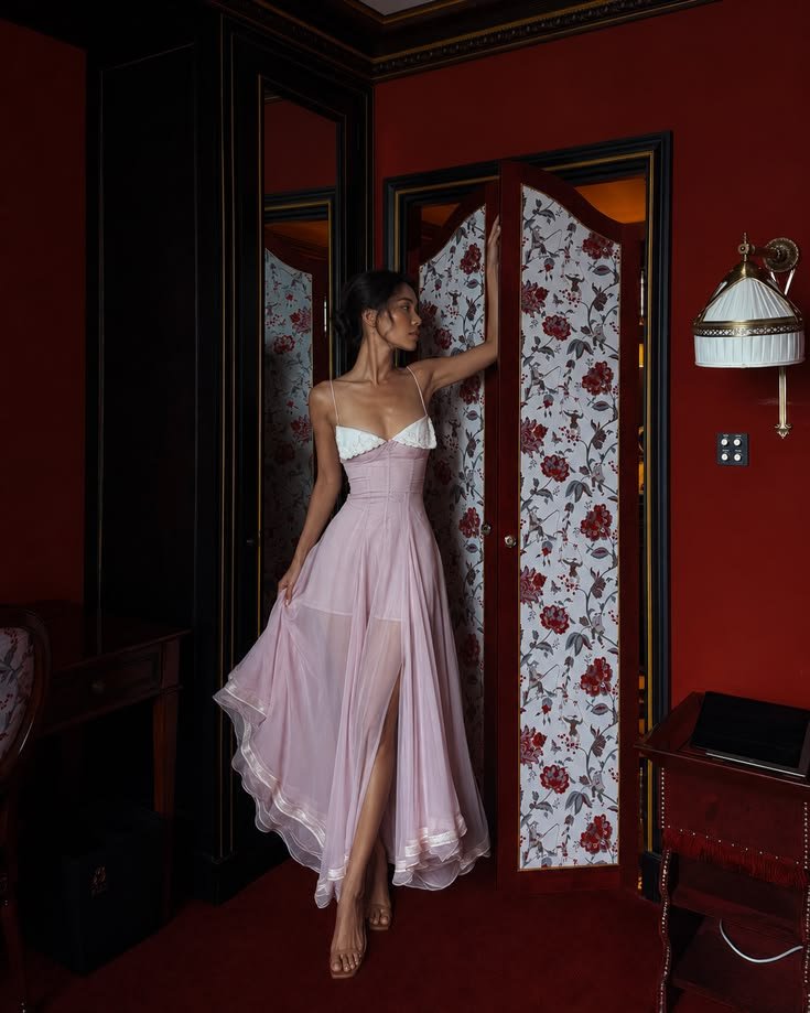 Fashion_Retro_X's tweet photo. A dress that holds you gently, then lets you glow. 💖 https://t.co/WSACAo2IBK