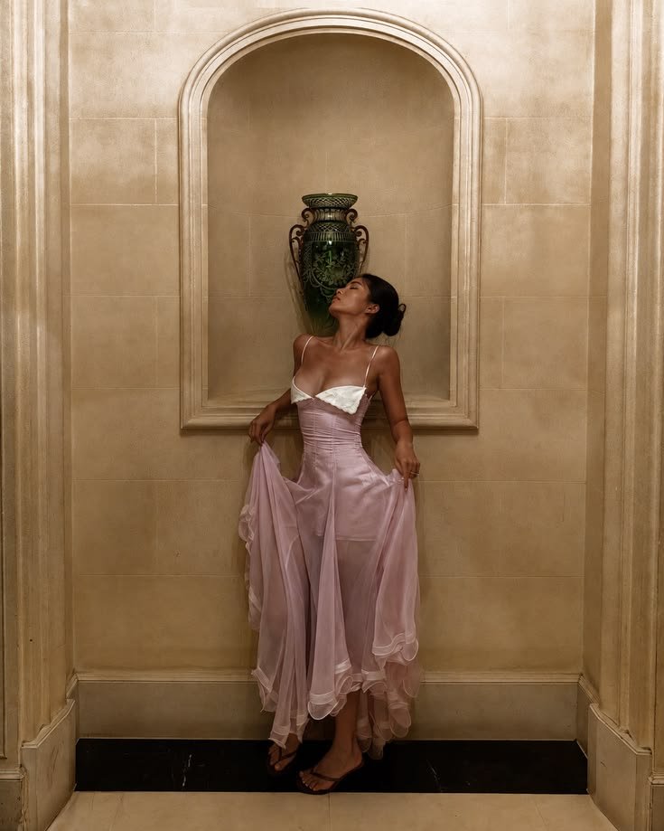 Fashion_Retro_X's tweet photo. A dress that holds you gently, then lets you glow. 💖 https://t.co/WSACAo2IBK