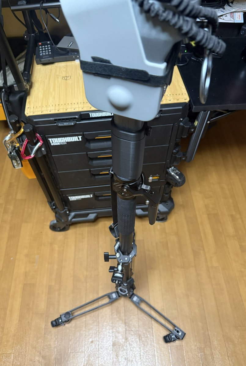 DZun27141668's tweet photo. K2が1kgで軽いとはいえ、30分持ち歩くとかなり疲れるから転がして楽したい！ってことで、Coman M1 + DF3 + 3Dプリント。
バッテリー形状内寸合わせで底に1/4ナットを埋め込み、フォームで衝撃吸収、別パーツでハンドルロック。
移動中もガタつき無くかなりいい感じ。
#XGRIDS #lixelK2 #COMAN #3Dprint https://t.co/DQ4LA1QRDK