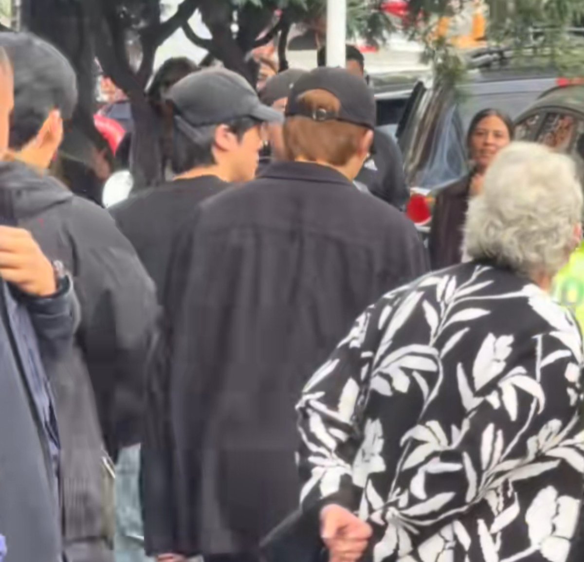 hoolikive's tweet photo. namjin foram vistos saindo juntos só os dois de um restaurante em bogotá e essa é pra quem disse q eles se divorciaram. divórcio aqui NÃO https://t.co/j01iEVGrw9