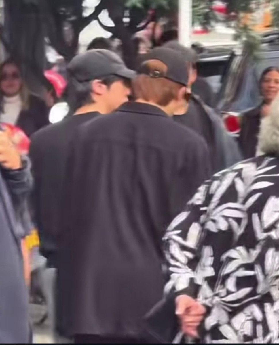 hoolikive's tweet photo. namjin foram vistos saindo juntos só os dois de um restaurante em bogotá e essa é pra quem disse q eles se divorciaram. divórcio aqui NÃO https://t.co/j01iEVGrw9