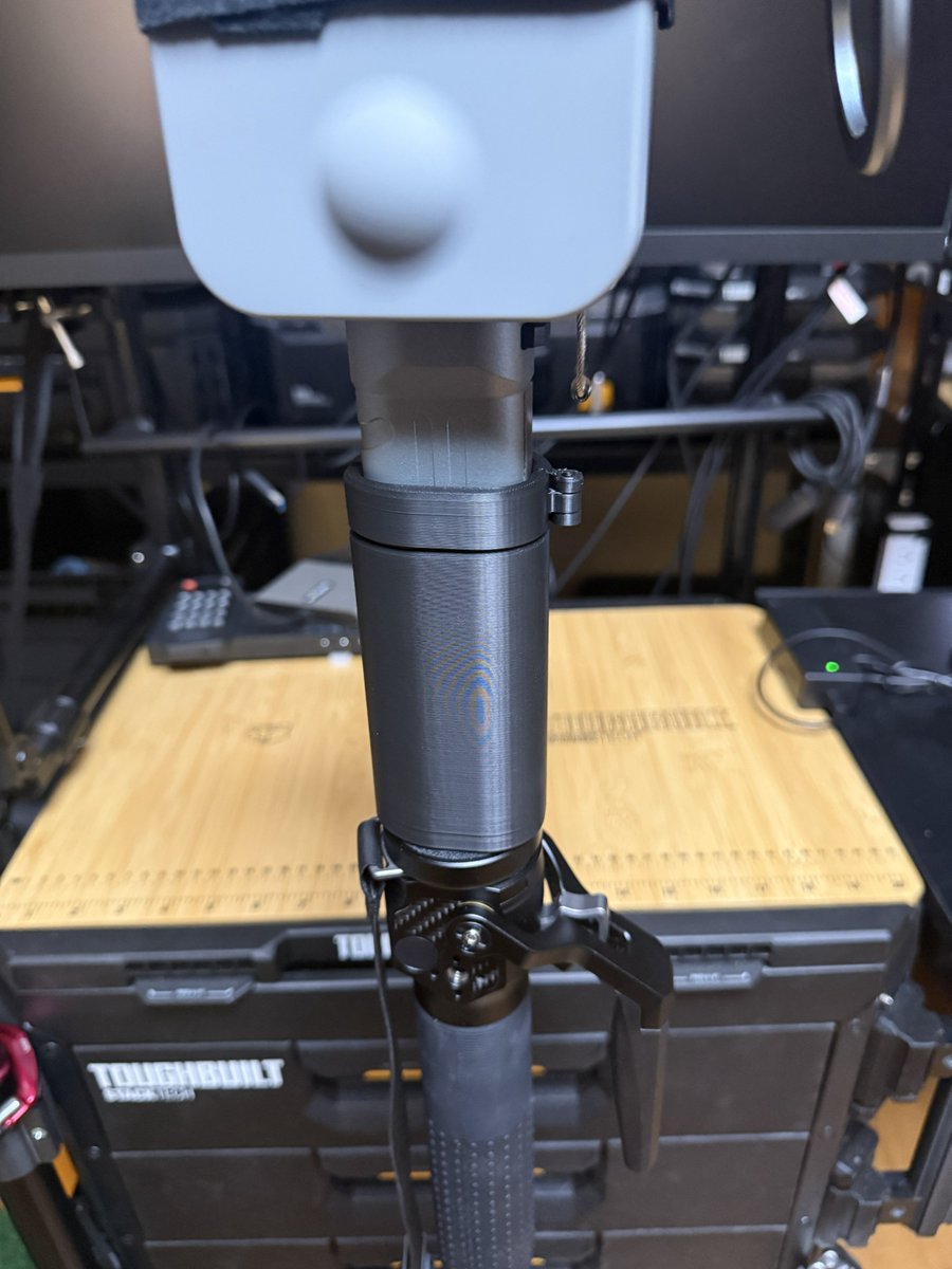 DZun27141668's tweet photo. K2が1kgで軽いとはいえ、30分持ち歩くとかなり疲れるから転がして楽したい！ってことで、Coman M1 + DF3 + 3Dプリント。
バッテリー形状内寸合わせで底に1/4ナットを埋め込み、フォームで衝撃吸収、別パーツでハンドルロック。
移動中もガタつき無くかなりいい感じ。
#XGRIDS #lixelK2 #COMAN #3Dprint https://t.co/DQ4LA1QRDK