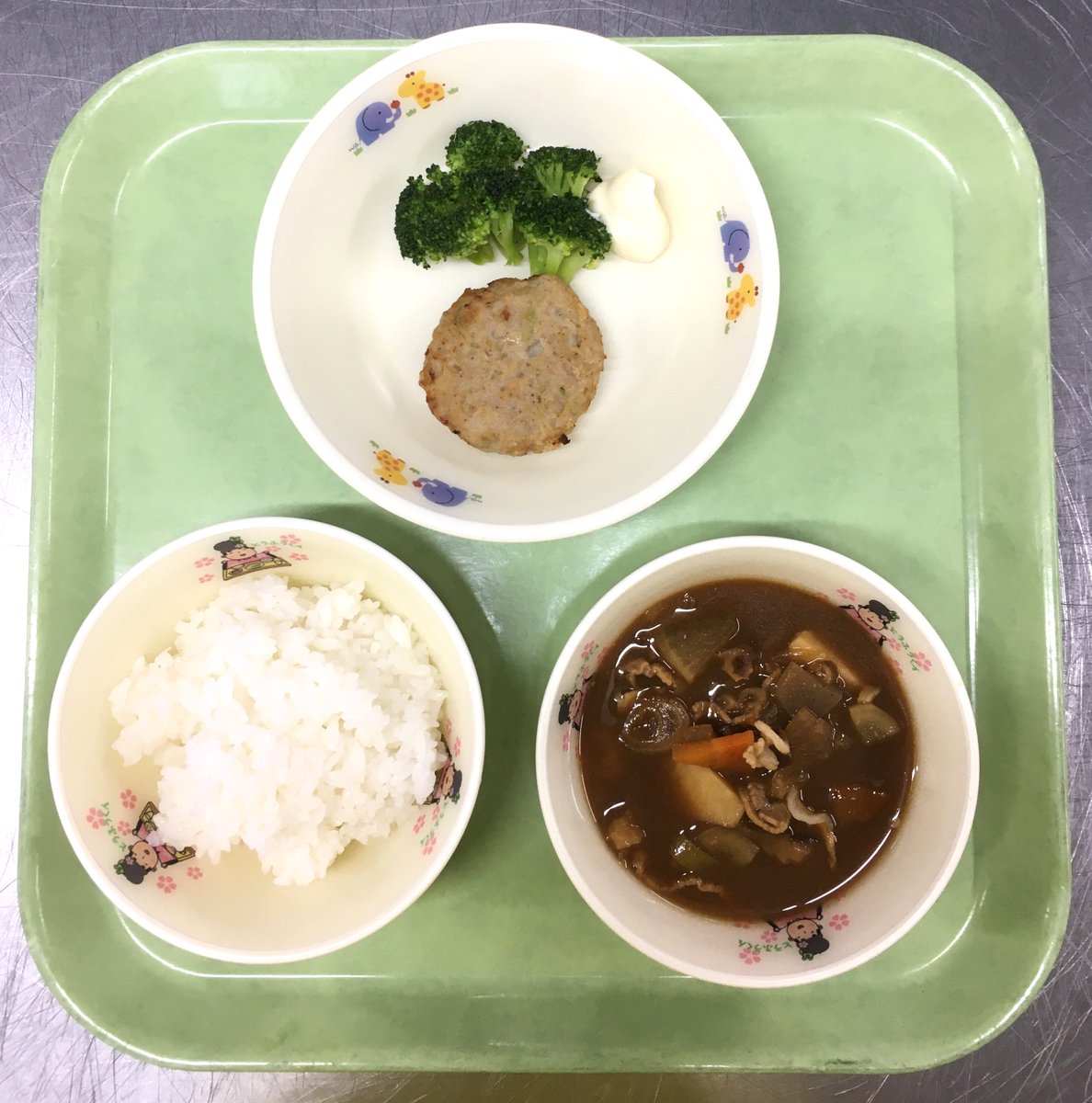 kasugaikyushoku's tweet photo. 10/5  #保育園　#給食

・ごはん
・キャベツ入平つくね
・豚汁

#春日井市　#愛知県 https://t.co/YwDC0nVdwd