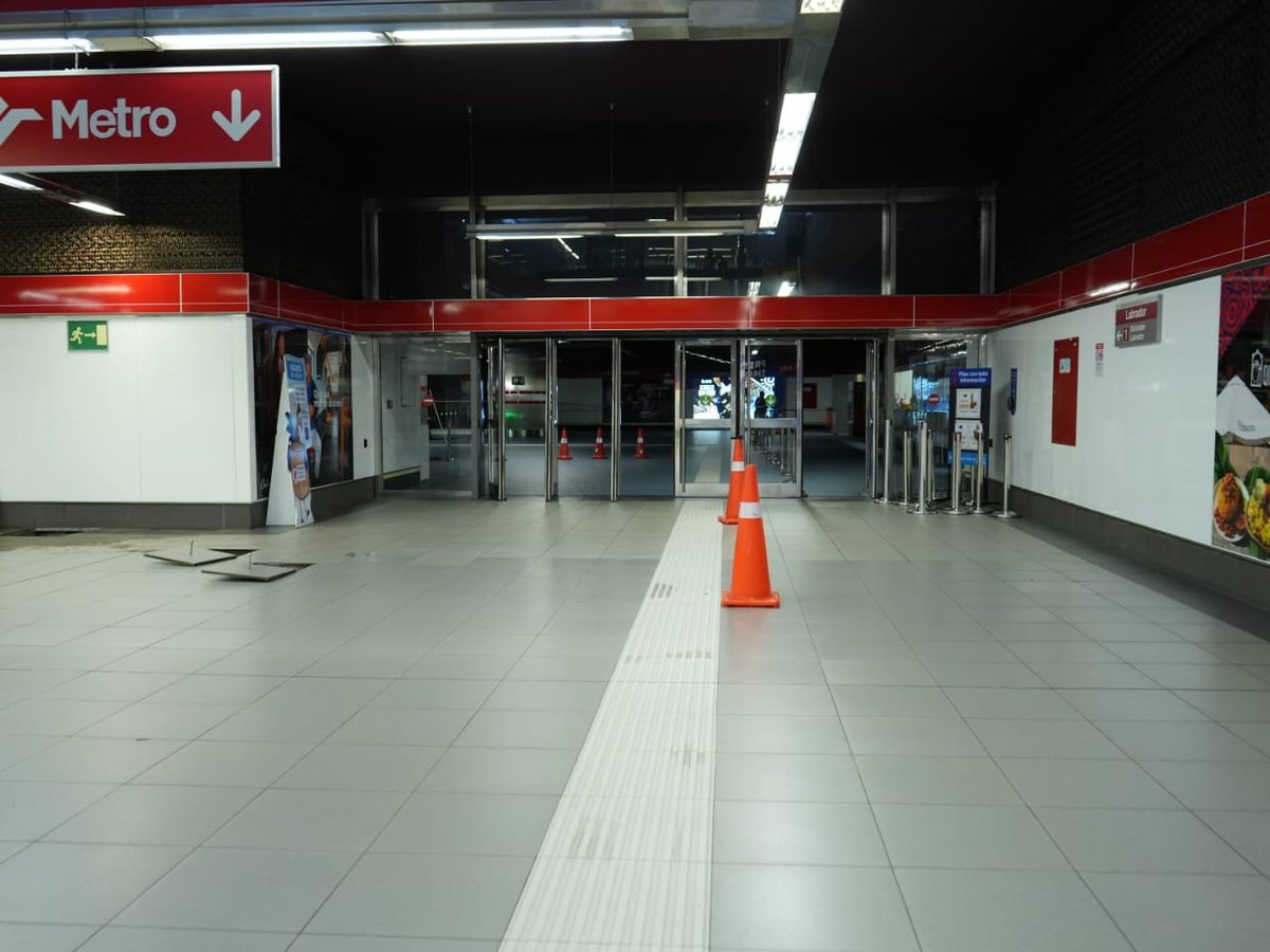 MetrodeQuito's tweet photo. #Activados24siete
Mientras Quito descansa, nuestro equipo sigue trabajando en la estación Labrador para que mañana vuelvas a viajar con seguridad y tranquilidad. 💙 https://t.co/BhV1E8Z4TB