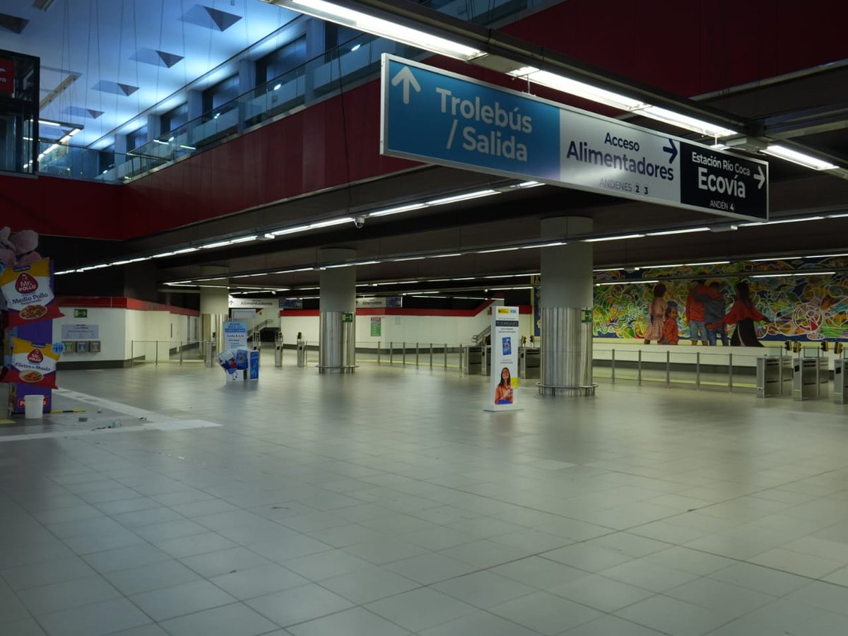 MetrodeQuito's tweet photo. #Activados24siete
Mientras Quito descansa, nuestro equipo sigue trabajando en la estación Labrador para que mañana vuelvas a viajar con seguridad y tranquilidad. 💙 https://t.co/BhV1E8Z4TB