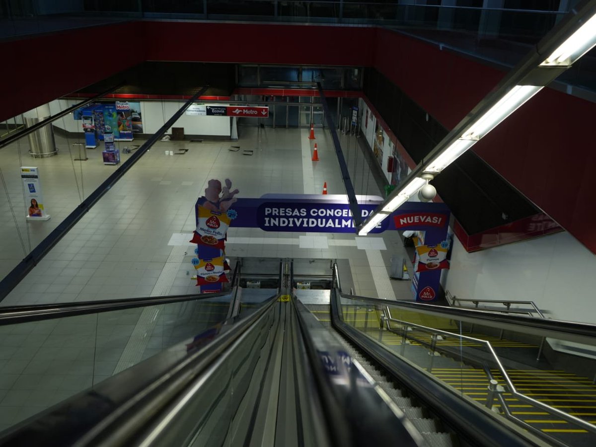 MetrodeQuito's tweet photo. #Activados24siete
Mientras Quito descansa, nuestro equipo sigue trabajando en la estación Labrador para que mañana vuelvas a viajar con seguridad y tranquilidad. 💙 https://t.co/BhV1E8Z4TB