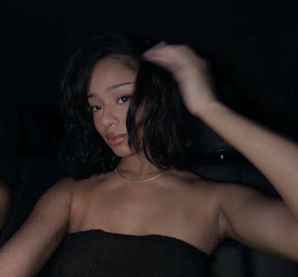 allyouhoesmadd's tweet photo. New Manon story, I’m so happy rn. She looks gorgeous! 😍 https://t.co/O3xpQq7H11