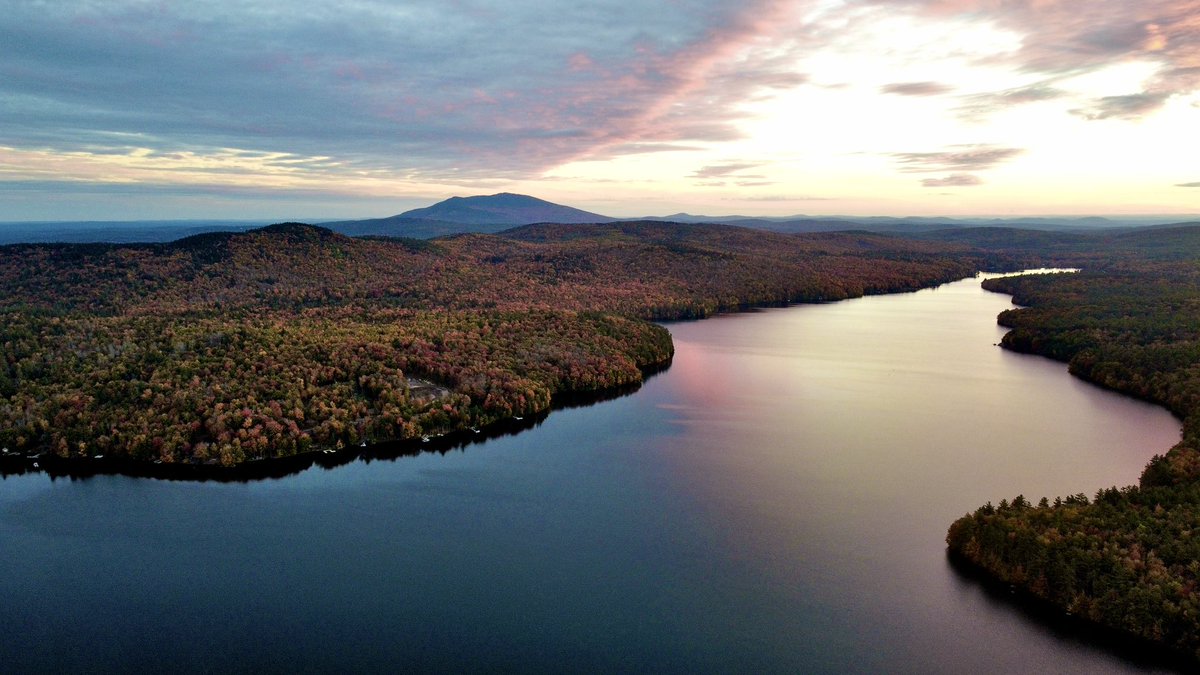 BradyBGWX's tweet photo. This is the 1st time in my life I’m getting into Foliage Photography
Absolutely stunning Sunset/Foliage Combo this evening…
Hancock NH
I guess beginners luck 🤷♂️
#fallcolors #foliage #fallfoliage #Autumn2026 #sunset #nhwx #fall #autumn https://t.co/jGIxXuWmvk