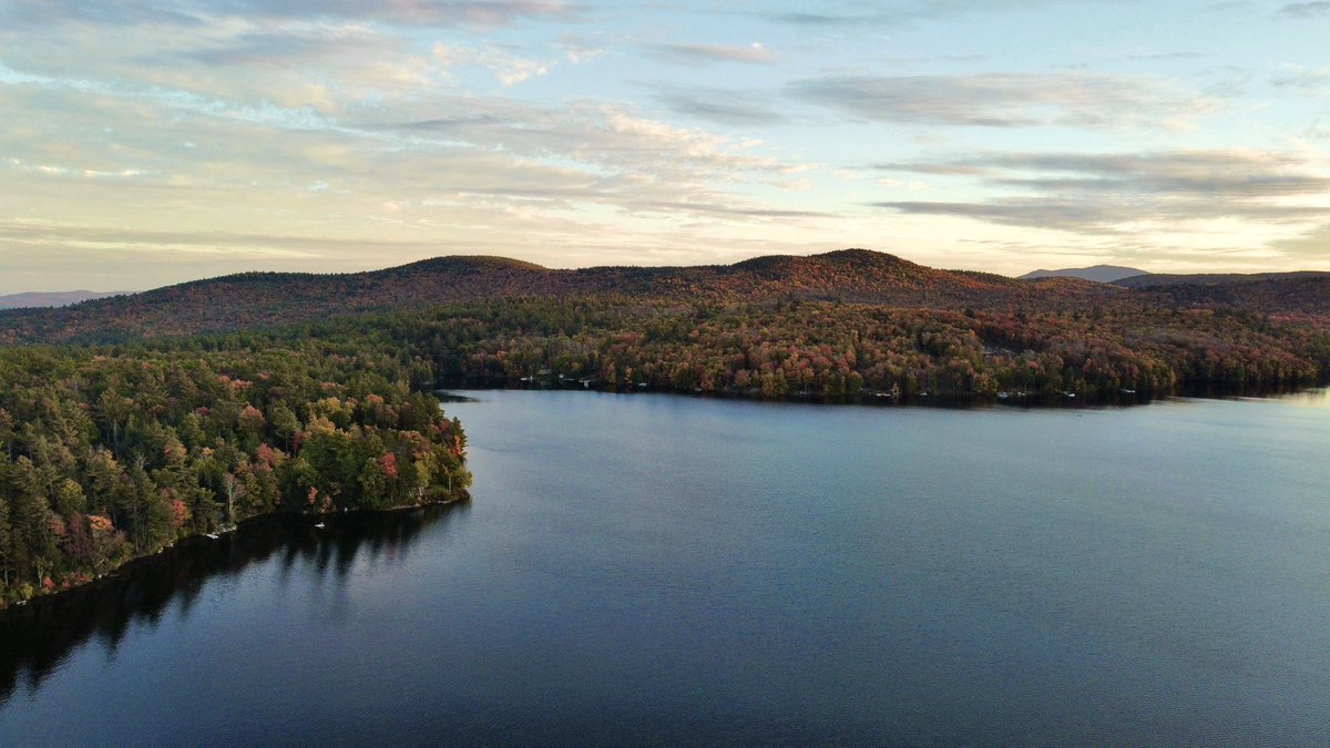 BradyBGWX's tweet photo. This is the 1st time in my life I’m getting into Foliage Photography
Absolutely stunning Sunset/Foliage Combo this evening…
Hancock NH
I guess beginners luck 🤷♂️
#fallcolors #foliage #fallfoliage #Autumn2026 #sunset #nhwx #fall #autumn https://t.co/jGIxXuWmvk