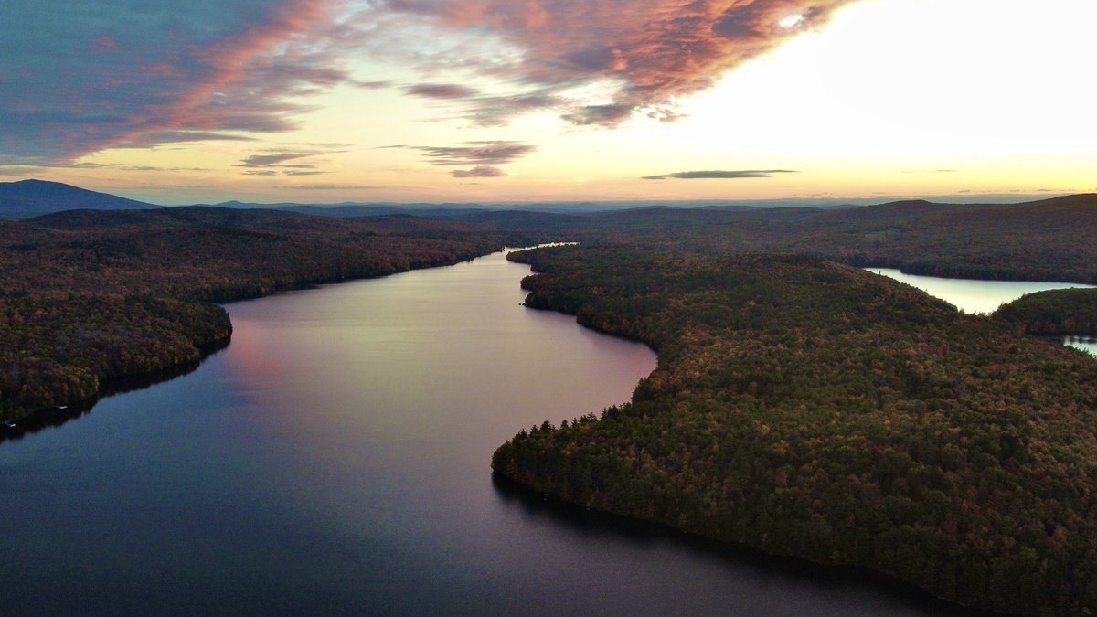 BradyBGWX's tweet photo. This is the 1st time in my life I’m getting into Foliage Photography
Absolutely stunning Sunset/Foliage Combo this evening…
Hancock NH
I guess beginners luck 🤷♂️
#fallcolors #foliage #fallfoliage #Autumn2026 #sunset #nhwx #fall #autumn https://t.co/jGIxXuWmvk