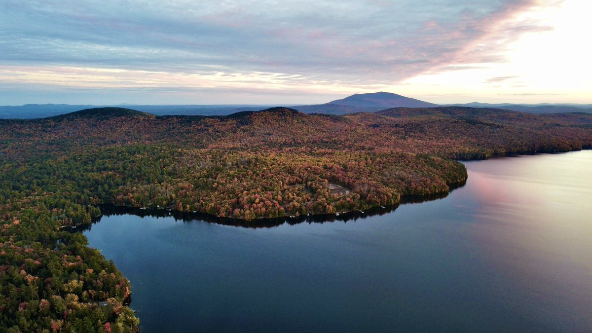 BradyBGWX's tweet photo. This is the 1st time in my life I’m getting into Foliage Photography
Absolutely stunning Sunset/Foliage Combo this evening…
Hancock NH
I guess beginners luck 🤷♂️
#fallcolors #foliage #fallfoliage #Autumn2026 #sunset #nhwx #fall #autumn https://t.co/jGIxXuWmvk