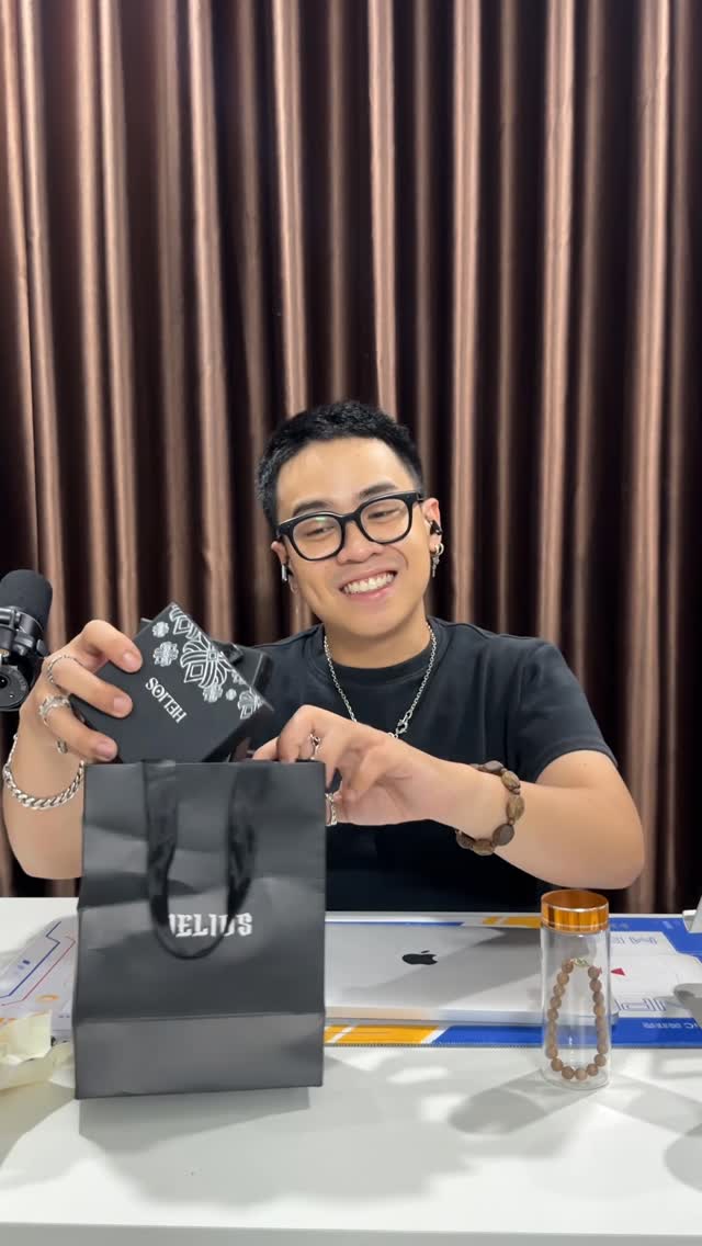 Maryulis82's tweet photo. A small, pretty gift for my soulmate. Who’s the lucky girl? https://t.co/hpIQpFbMzT