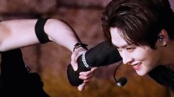 watermellino's tweet photo. 5th day of #minchantober here's  minchan holding hands https://t.co/egEZSIXf0p