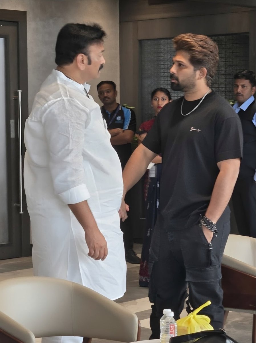 KRaghuRaju's tweet photo. ఈ ఉదయం హైదరాబాద్ ఎయిర్ పోర్ట్ లాంజ్ లో…

@alluarjun https://t.co/cxGG1OxXbM