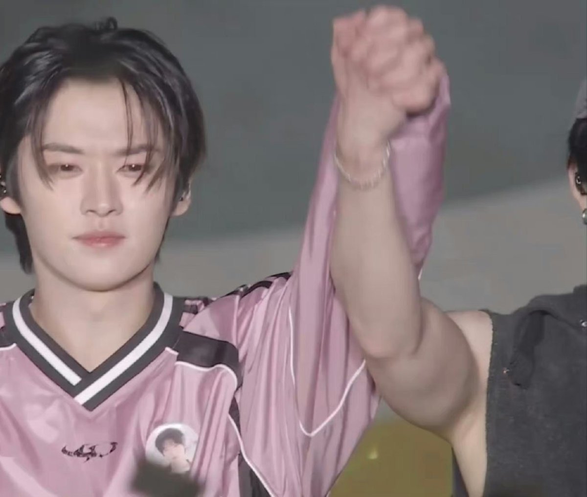 watermellino's tweet photo. 5th day of #minchantober here's  minchan holding hands https://t.co/egEZSIXf0p