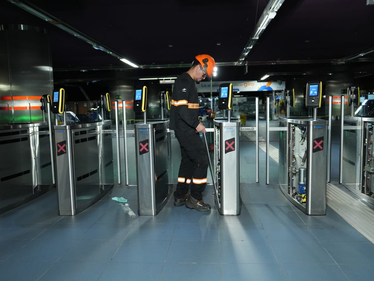 MetrodeQuito's tweet photo. #Activados24siete
Mientras Quito descansa, nuestro equipo sigue trabajando en la estación Labrador para que mañana vuelvas a viajar con seguridad y tranquilidad. 💙 https://t.co/BhV1E8Z4TB