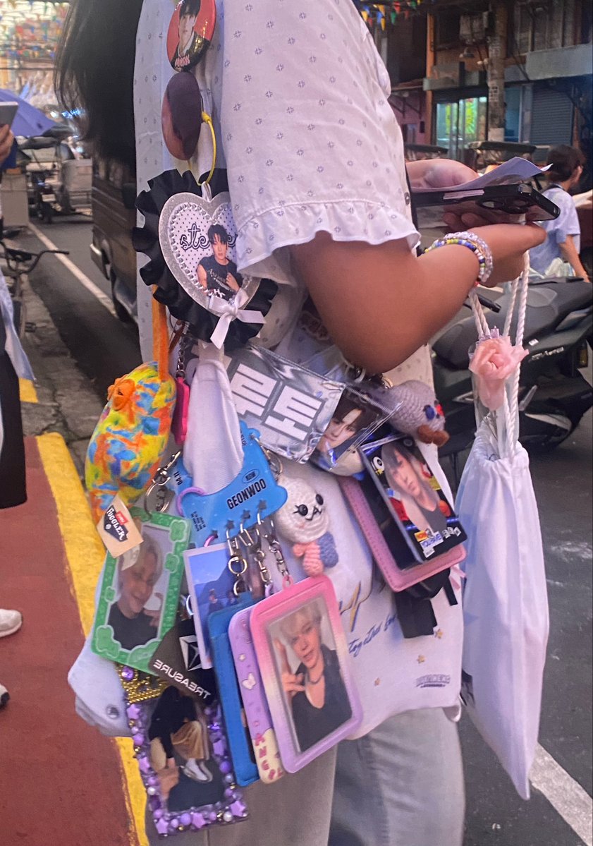 strawberiwoo_'s tweet photo. malalaman mo talagang multi stan ang tao pag ganto yung bag eh whahahahahah cutieeee😆🫶🏻 https://t.co/7XVkaUBLDw