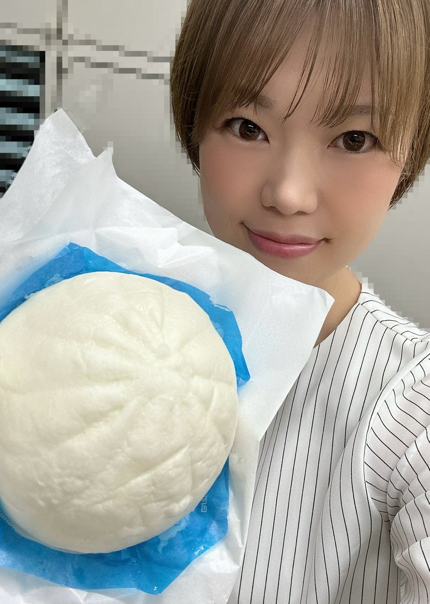 moomin_maruhan's tweet photo. ぐっもーみん🤗☀️

元気に出勤中です‼️

出勤前に寄ったローソンで
おっきい肉まんを発見して
ついつい買ってしまいました🤭💜

これ大きさ伝わるかな〜🎵

でか肉まんを摂取して
元気に仕事に励みます💪✨

最新台導入済みの
マルハン裾野北店で
待ってますね〜👋💜 https://t.co/9rI2GdDH26