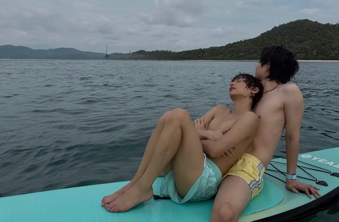 gunnieluvr's tweet photo. everyone asking who they are 🥺 they are offgun 🥺 partner for almost 11 years 🥺 they are amazing actors 🥺 also here’s the beach photos they shared 🤭 https://t.co/FUEccMRX52