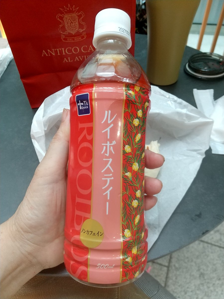 mazuju's tweet photo. ドラッグストア、Tomod'sのオリジナルルイボスティー(購入価格105円税込み)

フツーに飲みやすい。

製造は山梨県の株式会社サーフビバレッジ。 https://t.co/JyAqQMenWh